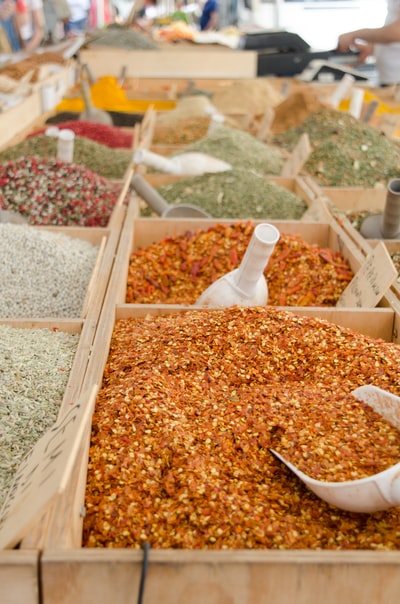 白色塑料箱上的棕色和白色石头